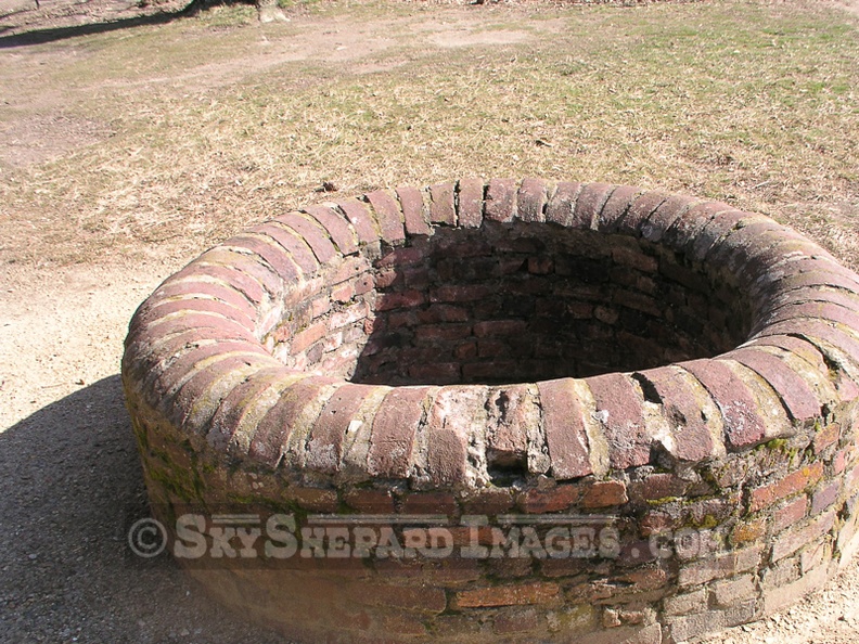Colonial_Jamestown_Well.jpg