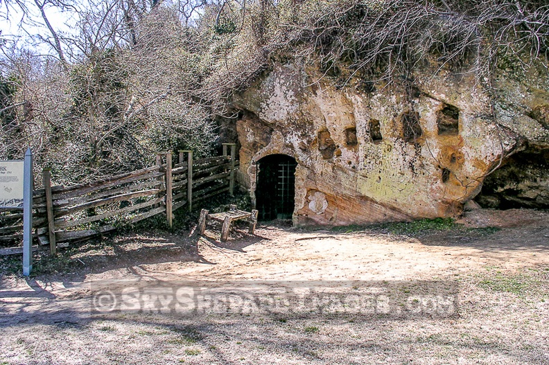 Cornwallis_Cave_at_Yorktown_VA.jpg